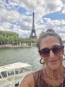 Melissa smiling in front of the Eiffel Tower